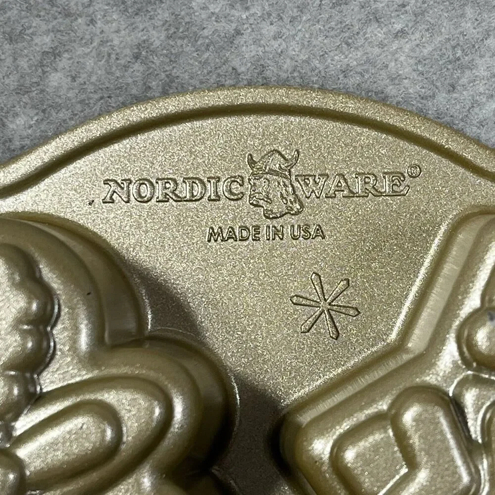 Williams Sonoma Nordicware Snowflake Cakelet Pan NEW 6 Mini Cakes Frozen Cupcake